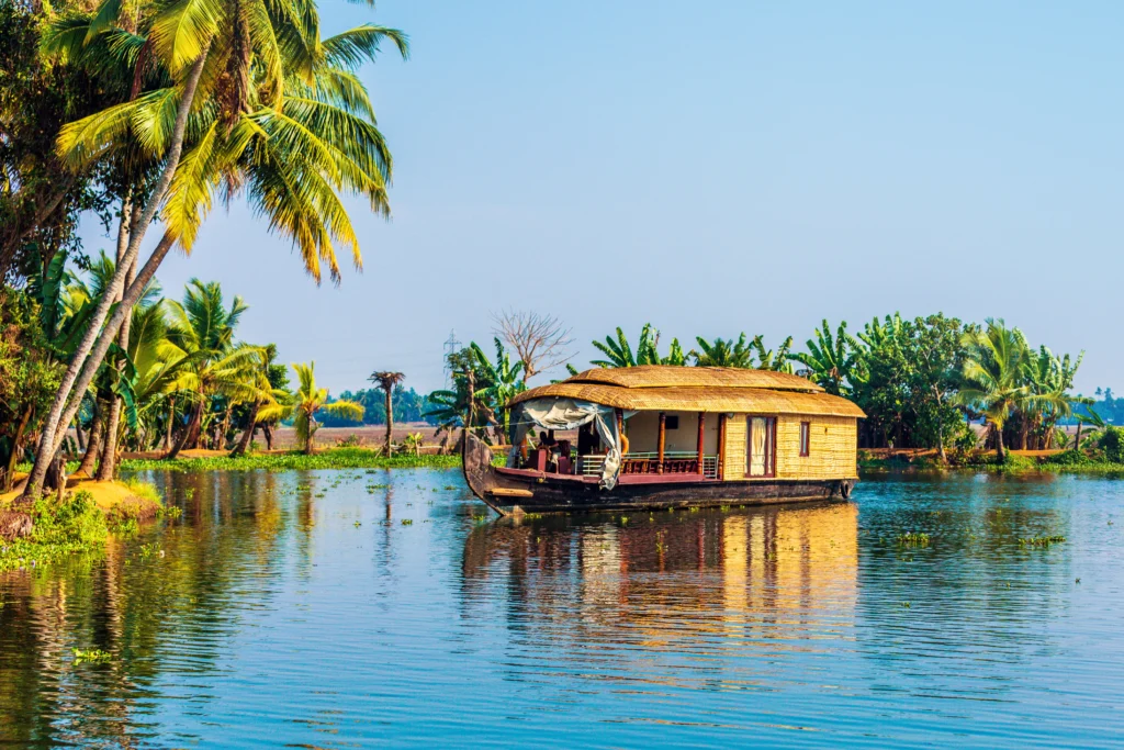 Tourist Packages in Kerala | 3N - 2N Munnar 1N Alleppey Houseboat