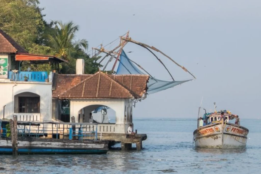 Tourist Packages in Kerala | 5N - 2N Munnar 1N Thekkady 1N Alleppey Houseboat 1N Kochi